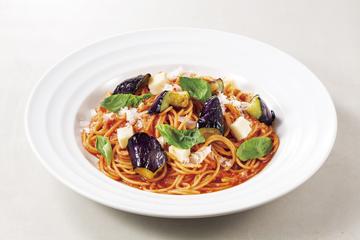 揚げ茄子とモッツアレラチーズのトマトソーススパゲッティ
