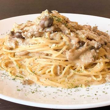 自家製ソーセージとキノコのクリームパスタ