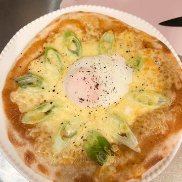 ネギと半熟卵の味噌クリームピザ