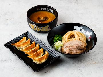 つけ麺・餃子セット(チャーシュー1枚・薬味ネギ・ホウレン草・餃子6個)