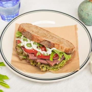 パストラミビーフとヨギソースwithコールスローサラダPastramiBeef＆YogiSaucewithColeslaw