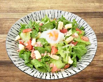 温玉シーザーサラダ Caesar Salad with Soft-Boiled Egg