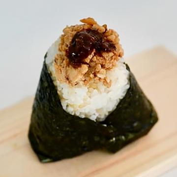 鶏そぼろオニギリ(ピーナッツの発酵ソース)(小)