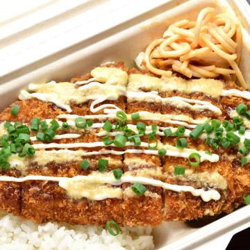 チキンカツ弁当～自家製すりおろし野菜ドレッシングがけ～