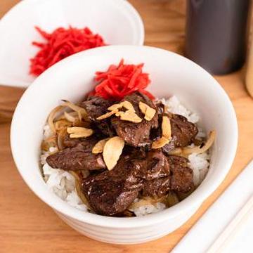 牛ハラミ丼 Beef Skirt Steak Rice Bowl
