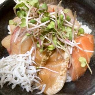 生牡蠣と漁師の海鮮丼