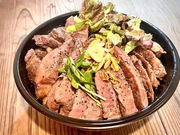 肉好き必見！サーロインステーキ丼～豪快ジューシー仕立て～