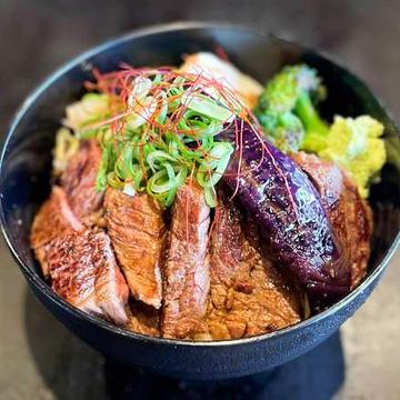 リブロースステーキ丼(200G)