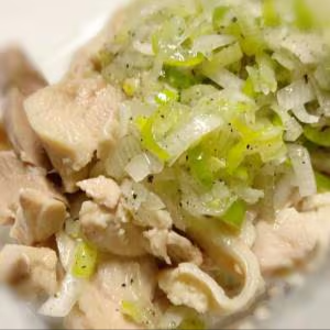 蒸し鶏のネギソースかけ