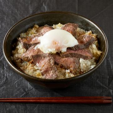 温玉のせ厚切りローストビーフ丼 肉100g
