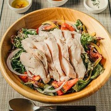 ジューシーチキンオーバーサラダ(低温調理した鶏むね肉150g)