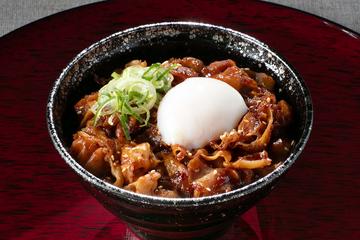 とろ玉旨辛味噌ぶたやき肉丼