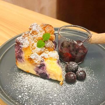 米粉のクランベブルチーズケーキ～自家製ベリーソース添え～