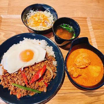 ガパオライス、マッサマンカレーWセット