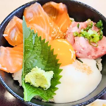 とろろサーモンネギトロ丼