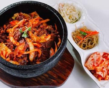 牛レッドプルコギ丼(辛口)(韓国惣菜3品付,ご飯大盛り無料)