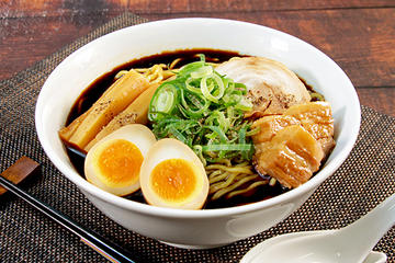 味玉豚増し富山ブラックラーメン