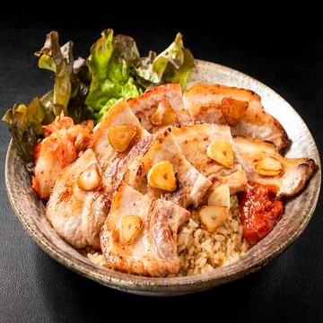 ガーリックサムギョプサル丼【お肉2倍】 Samgyeopsal Rice Bowl with Garlic (Double Portion of Meat)