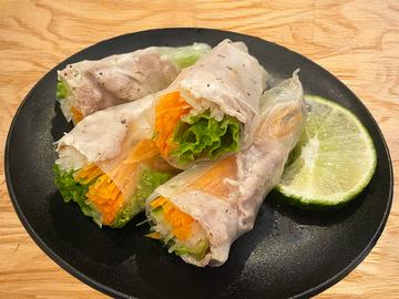 蒸し豚の”レモンオニオンソース”生春巻きサラダ
