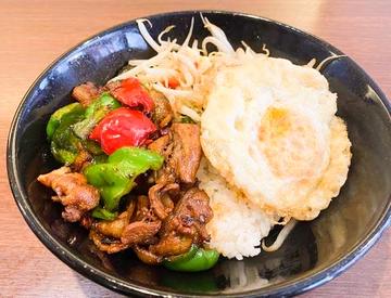 豚肉と唐辛子の炒め乗せご飯(小炒肉盖)