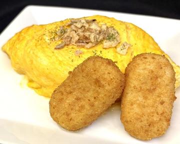 カニクリームコロッケとガーリックオムライス
