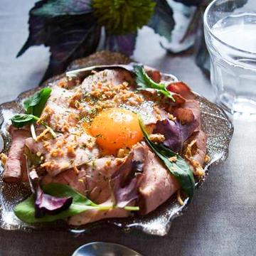 ローストビーフ丼卵黄のっけ