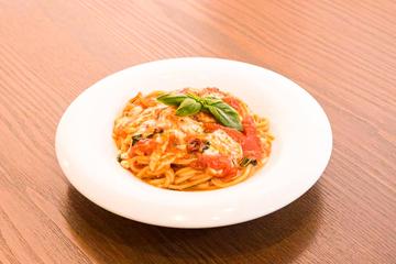 バジルとモッツァレラチーズのトマトソース 生スパゲティー