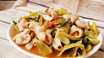豚のホルモン青漬物 Khau duoi xao dua ( stir fried pork intestine with pickle)