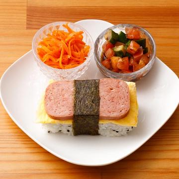 スパムおむすびセット(ミニサラダ2個付き)