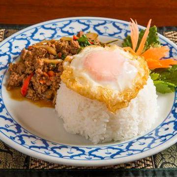 18.鶏肉のガパオライス Chickin thai basil rice