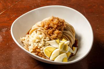背脂とにんにく崩し玉子のまぜそば