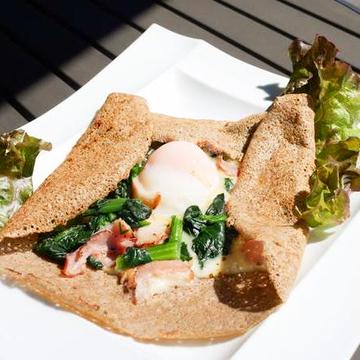 そば粉のガレット ほうれんそうとベーコン、チーズ Spinach&Bacon Galette