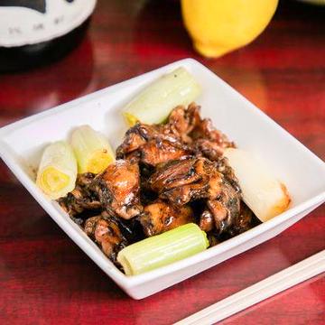 鶏ハラミ ネギ入り(タレ) Grilled Chicken Skirt Steak with Green Onion (Sauce)