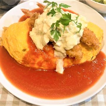 タルタルエビフライのトマトソースオムライス