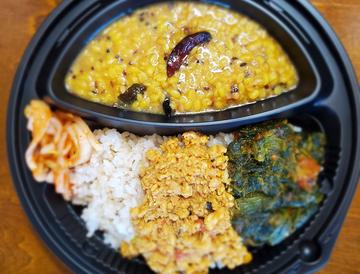 3種盛ダール・パーラク・キーマ弁当