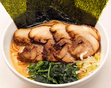 豚叉焼ましクリーミー醤油豚骨麺(薬味ネギ、のり3枚、豚叉焼4枚、ほうれん草)