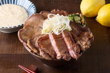 【肉増量】厚切り＆薄切りの牛タン相盛り丼 Large Beef Tongue Duo Bowl