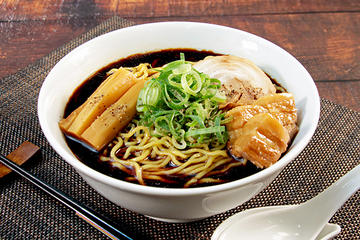 人気No.3 豚増し富山ブラックラーメン