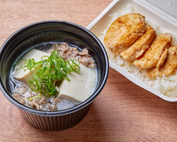だしが効いた肉吸い鶏胸肉ピリ辛ニンニクタレめし定食