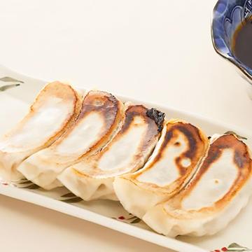 自家製の焼き餃子(六個)