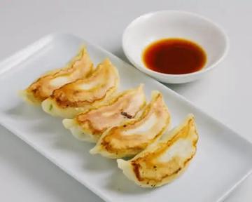 7. 焼き餃子(5個)/ Pan-Fried Gyoza (5 pcs)