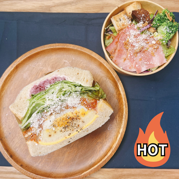 ハラペーニョ入り！辛口牛すじ＆ビーフたっぷりトマト煮込みサンドと選べるサイドメニューのセット