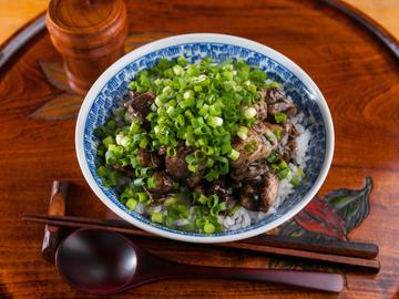 焼鳥屋の炭塩ネギ盛り丼 Yakitori Shop's Charcoal Grilled Salt and Green Onion Rice Bowl