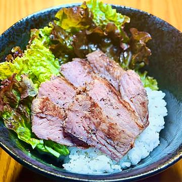 ステーキ丼(塩胡椒)大盛り