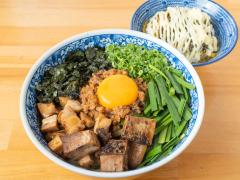 台湾まぜそばと高菜マヨ丼セット