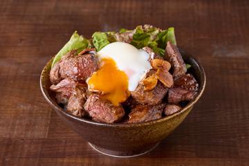 温泉卵のカットステーキ丼(150g) Soft Boiled Egg Cut Steak Bowl