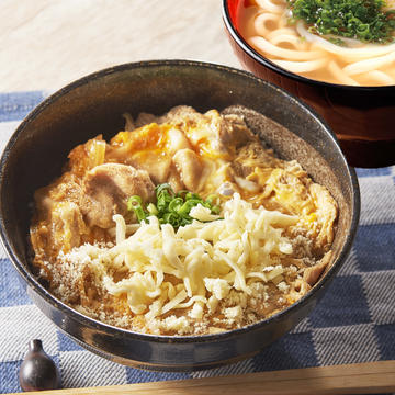 厳選豚カルビと濃厚チーズのやみつき卵とじ丼と選べるミニ讃岐うどんセット