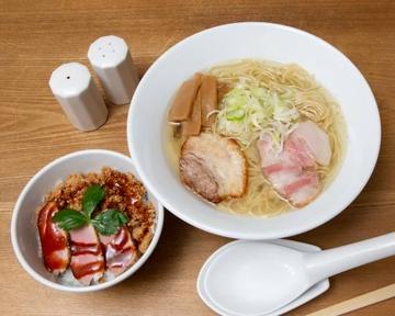 鰹塩ラーメンと鴨と鶏そぼろ飯