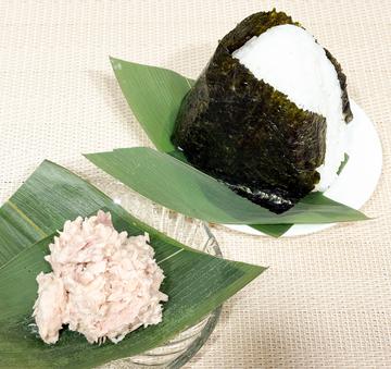 おにぎり ツナマヨ Onigiri (rice ball) with Tuna Mayo