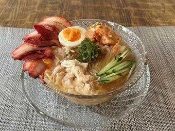 氷点クラシック冷麺【しっとり半熟ゆで卵、蒸し鶏倍増、炙りチャーシュー倍増、キムチのせ】
